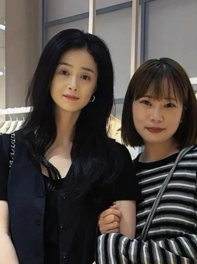 蒋欣对着镜头哭的那一刻，说的是爸妈根本不信她吃饱了，她就是演吃饱。一个171的大