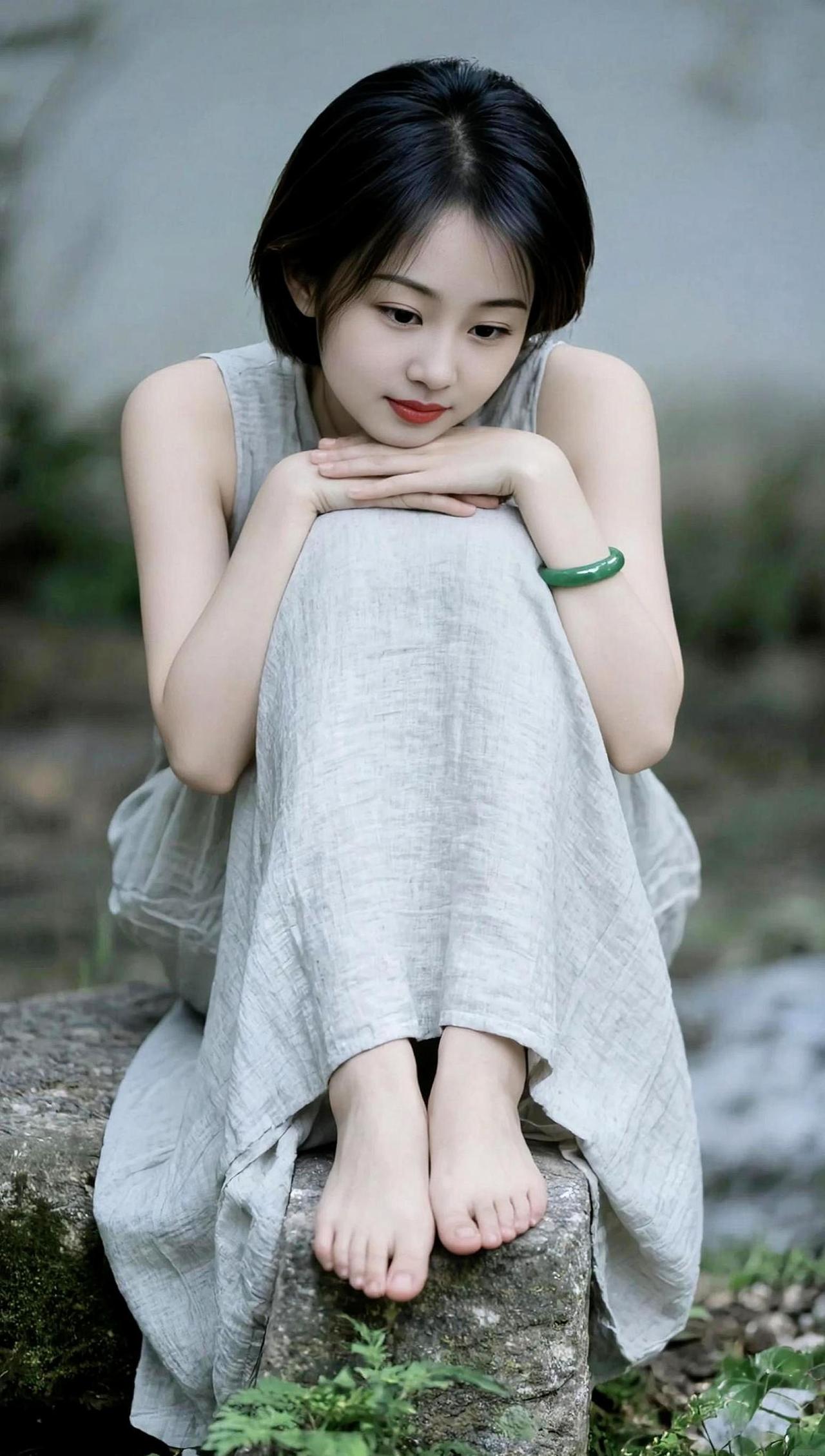 甜美女孩清新脱俗优雅气质AI低饱和坐姿照随变ai随便玩