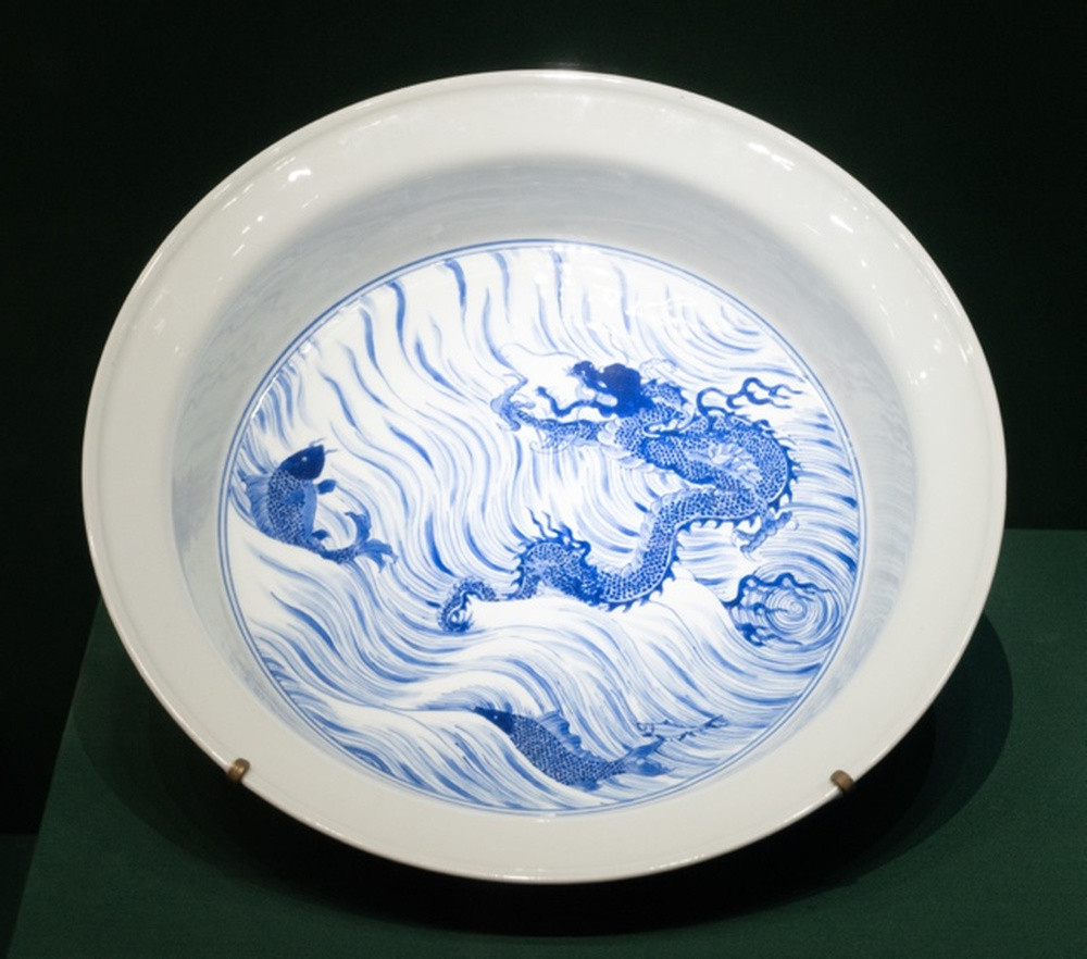 龙纹盘配色: 飞龙在天, 异彩纷呈