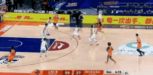 上海久事超级外援洛夫顿真是让人大开眼界！在今天上海久事主场迎战四川丰谷酒业的比赛