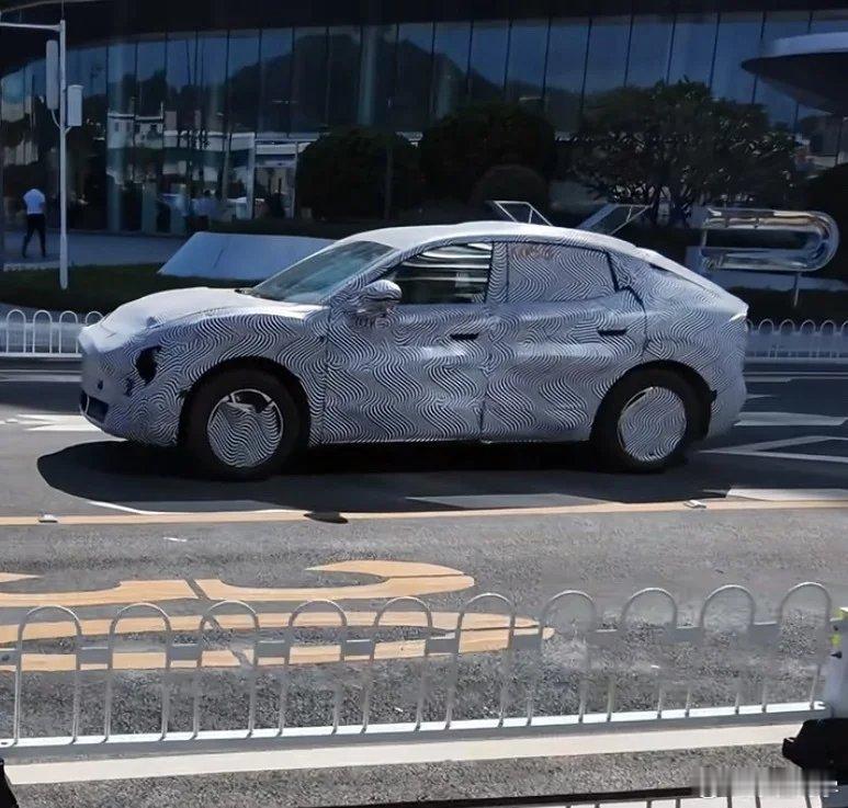 小鹏汽车又一款新车曝光！小鹏monaSUV新谍照！小鹏MonaSUV新谍照！