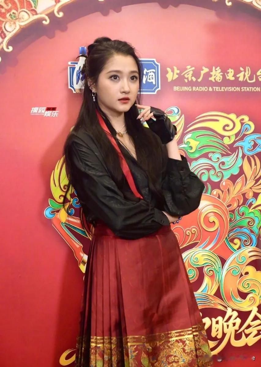 1月29日，关晓彤穿马面裙化烟熏妆，网友一下看不习惯了，不知道的还以为她这是黑眼