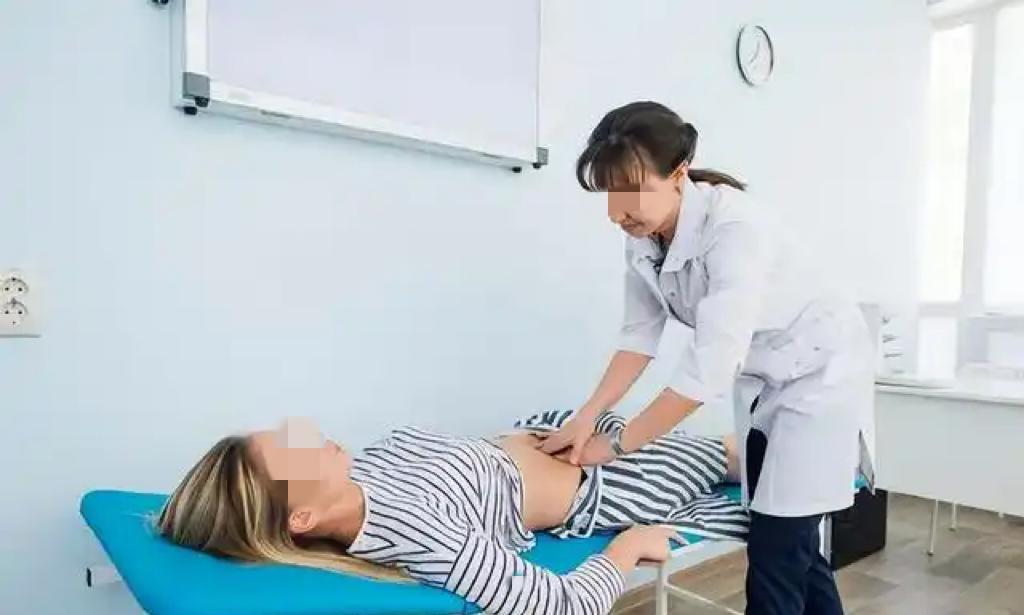 广东广州，女子在一家私立医院做心电图，谁知，就在她露着上半身躺在床上检查时，一名