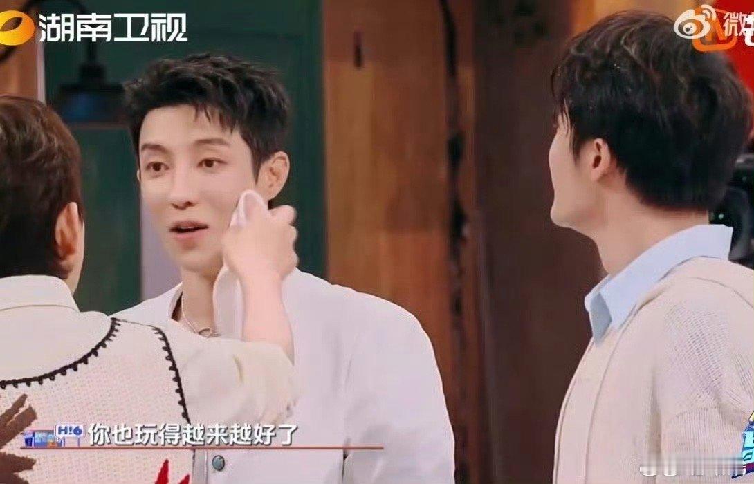 高瀚宇泼错了丁程鑫挡对了可以，高瀚宇泼水的