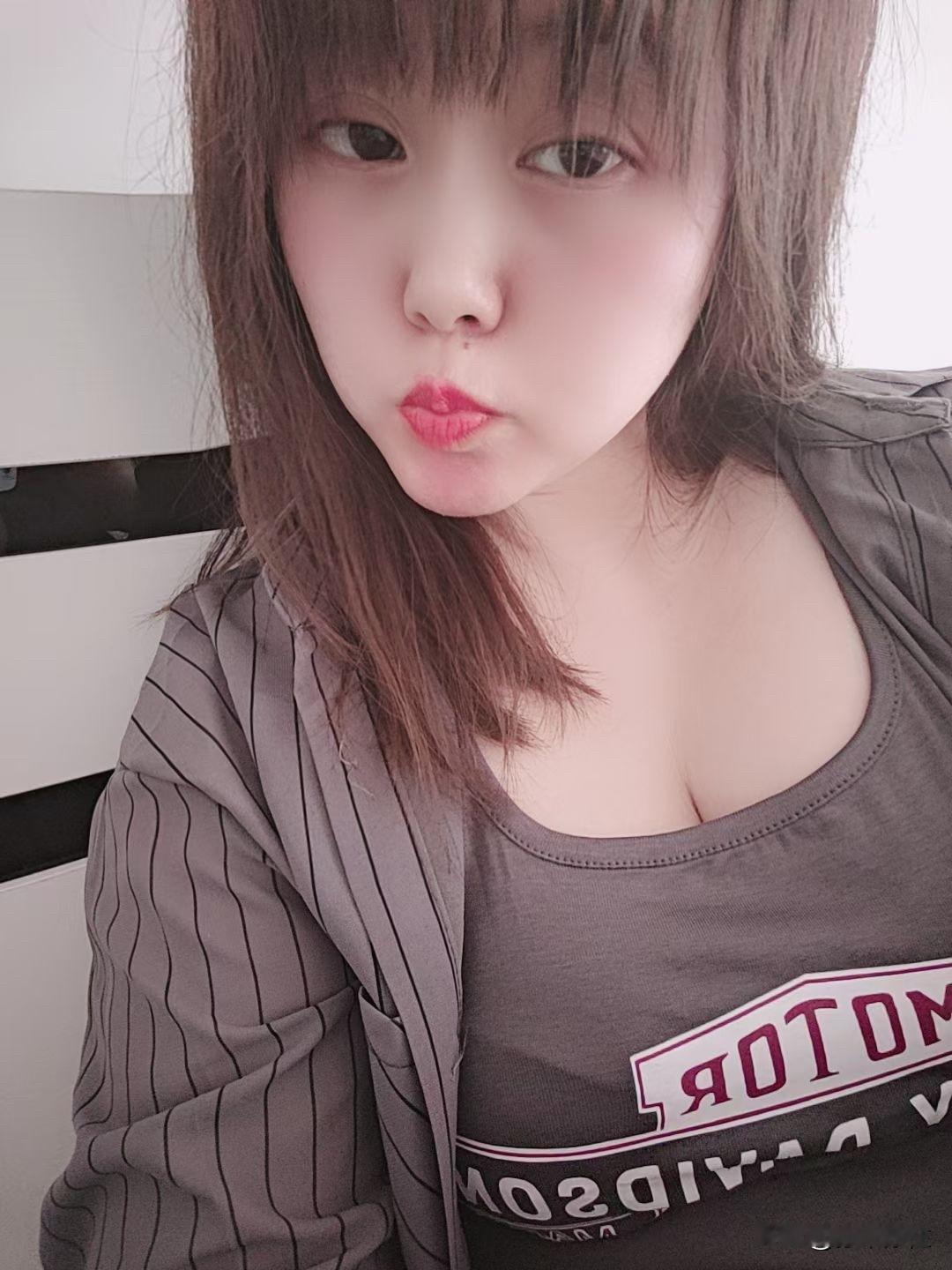 这位女同事的条件确实令人羡慕——容貌清秀，工作体面稳定，任谁看都觉得她的人生应该