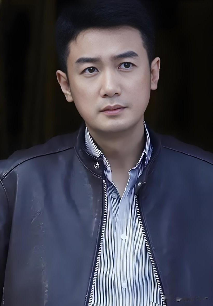 我敢说，《灼灼韶华》演褚韶中这演员巩峥，是整部剧里最帅的男人了哈，就那张