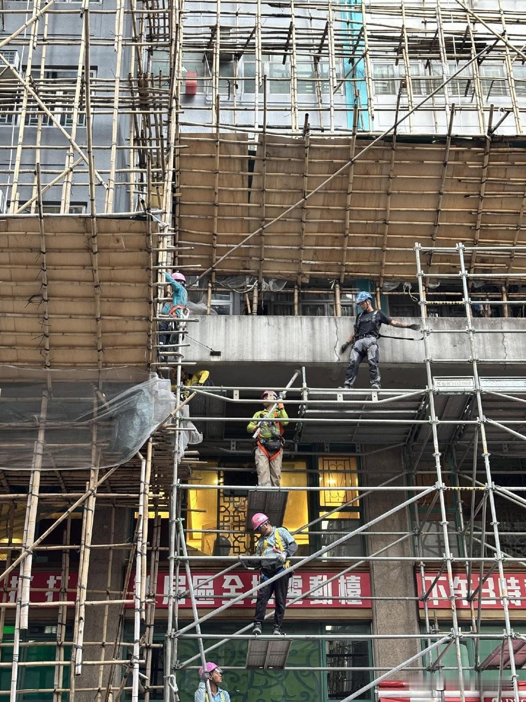 网友分享：拍到有HK工地开始更换脚手架了。​​​​