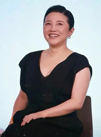74岁的张纪中估计现在后槽牙都要咬碎了没想到，52岁的颜丙燕找了一个比自己小