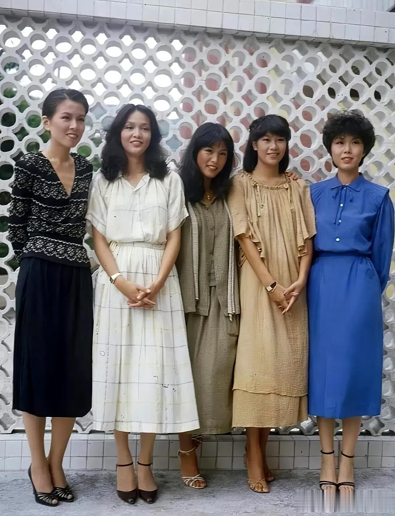 多年以前，香港五位娱乐女明星的合影。那时候她们看起来真土气，与时髦根本不沾边。