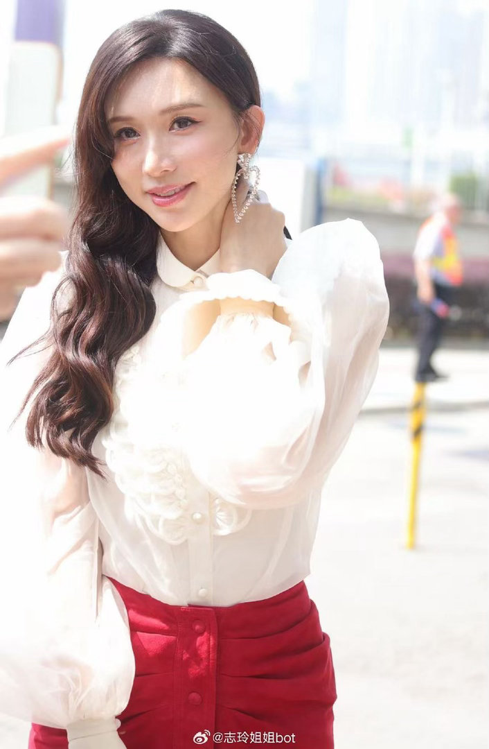 霍汶希看林志玲发言的眼神霍汶希看林志玲的眼神两位女神同框氛围感拉满，霍汶希看林志