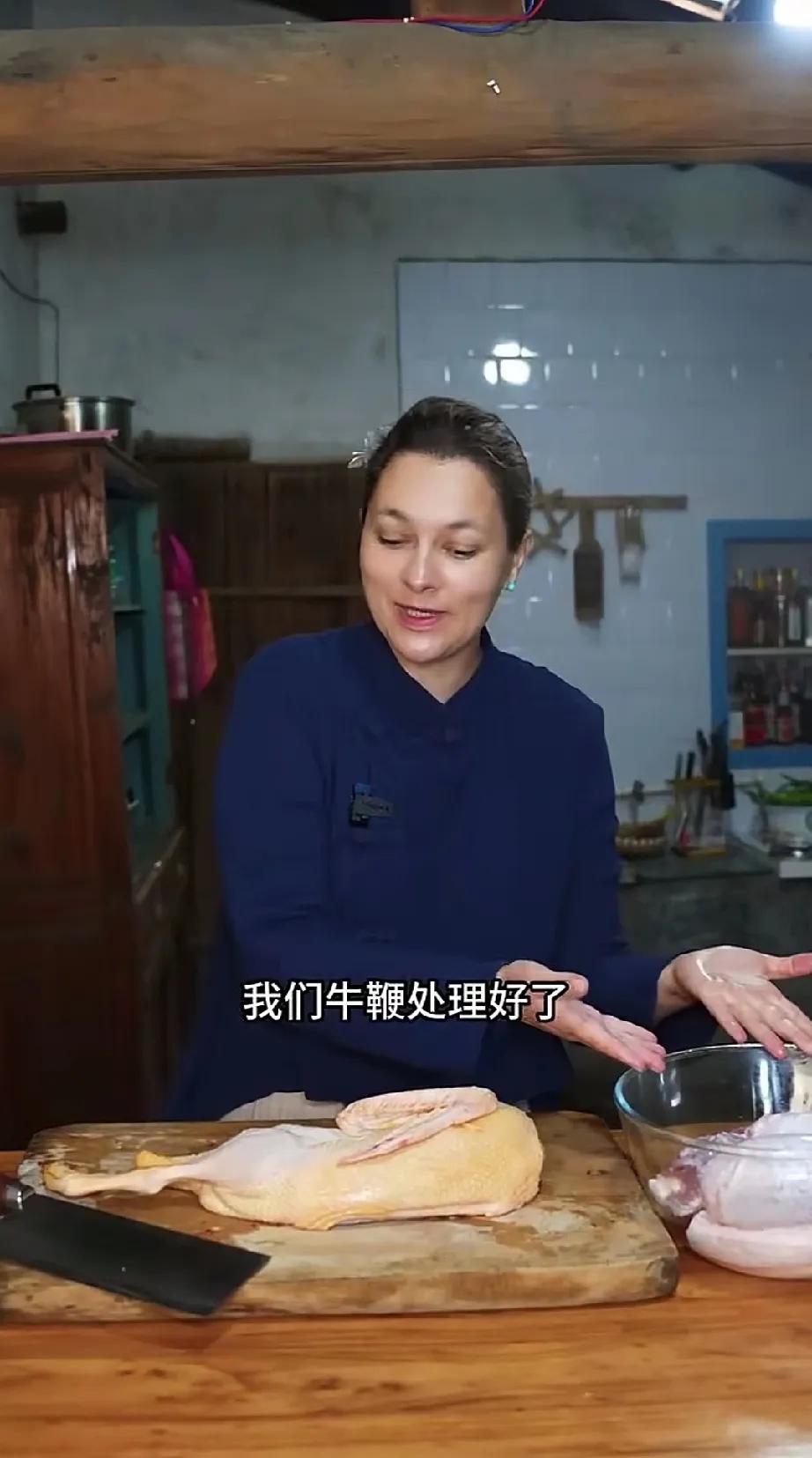 笑死了！奇娜花三个小时炖的汤，她老公竟然说不敢喝。奇娜去买了好几个牛鞭回来，说