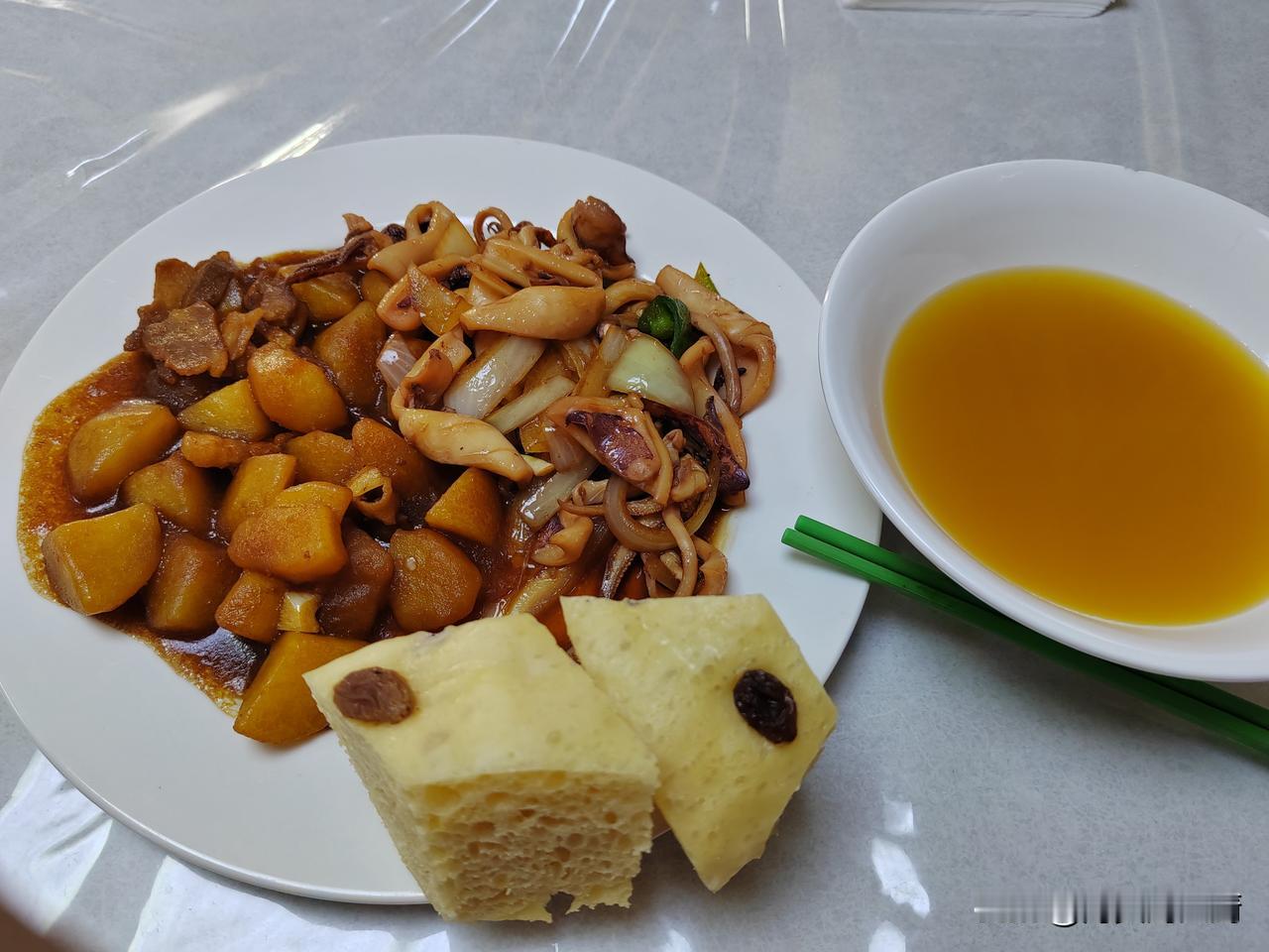 今天的茶点做了发糕，有位哥们笑着对我说，大厨，你给我们做馒头吃得了！我说，行