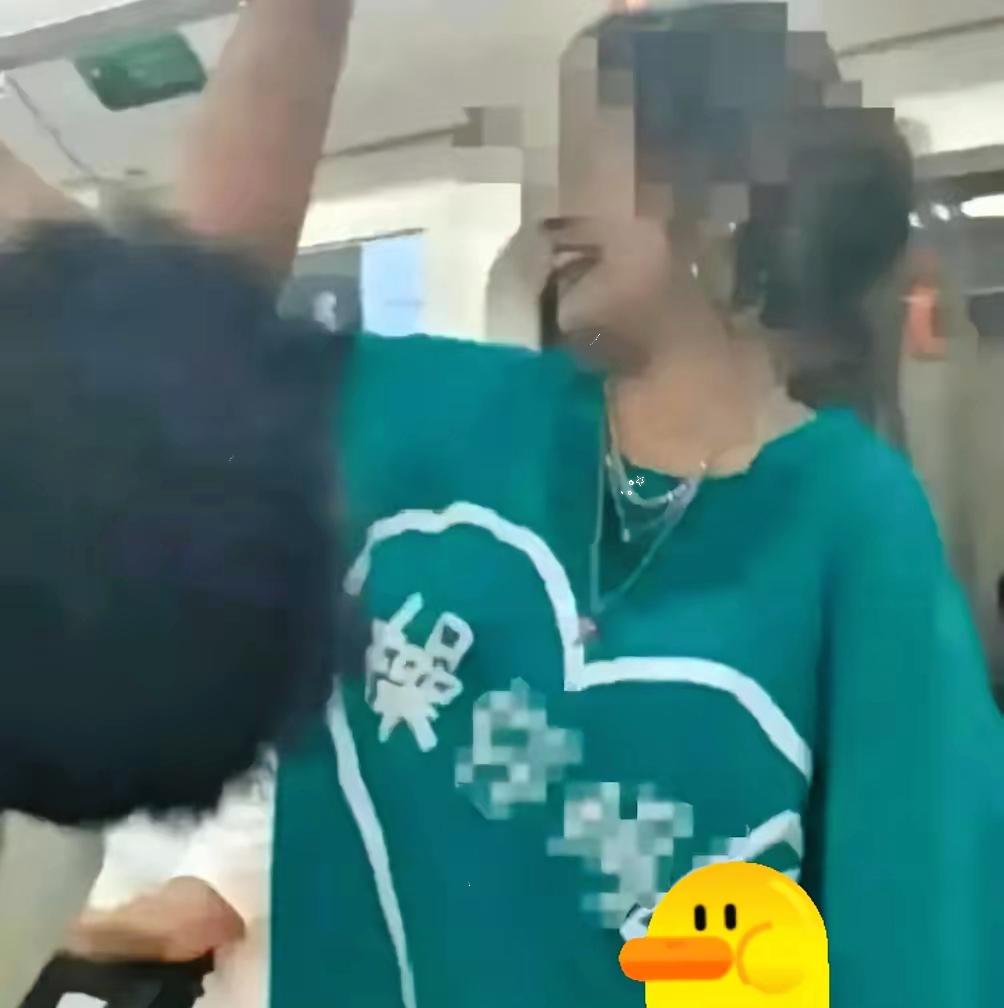 2023年，上海地铁icon出现了惊人的一幕，一个女孩身着绿色T恤，上面印有令人