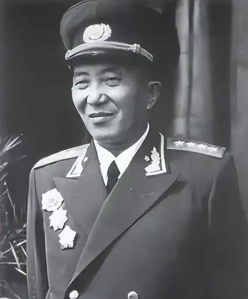 1957年，解放军副师长驾驶小船跑到台湾，毛主席大怒，立即叫来罗瑞卿处理这件事。