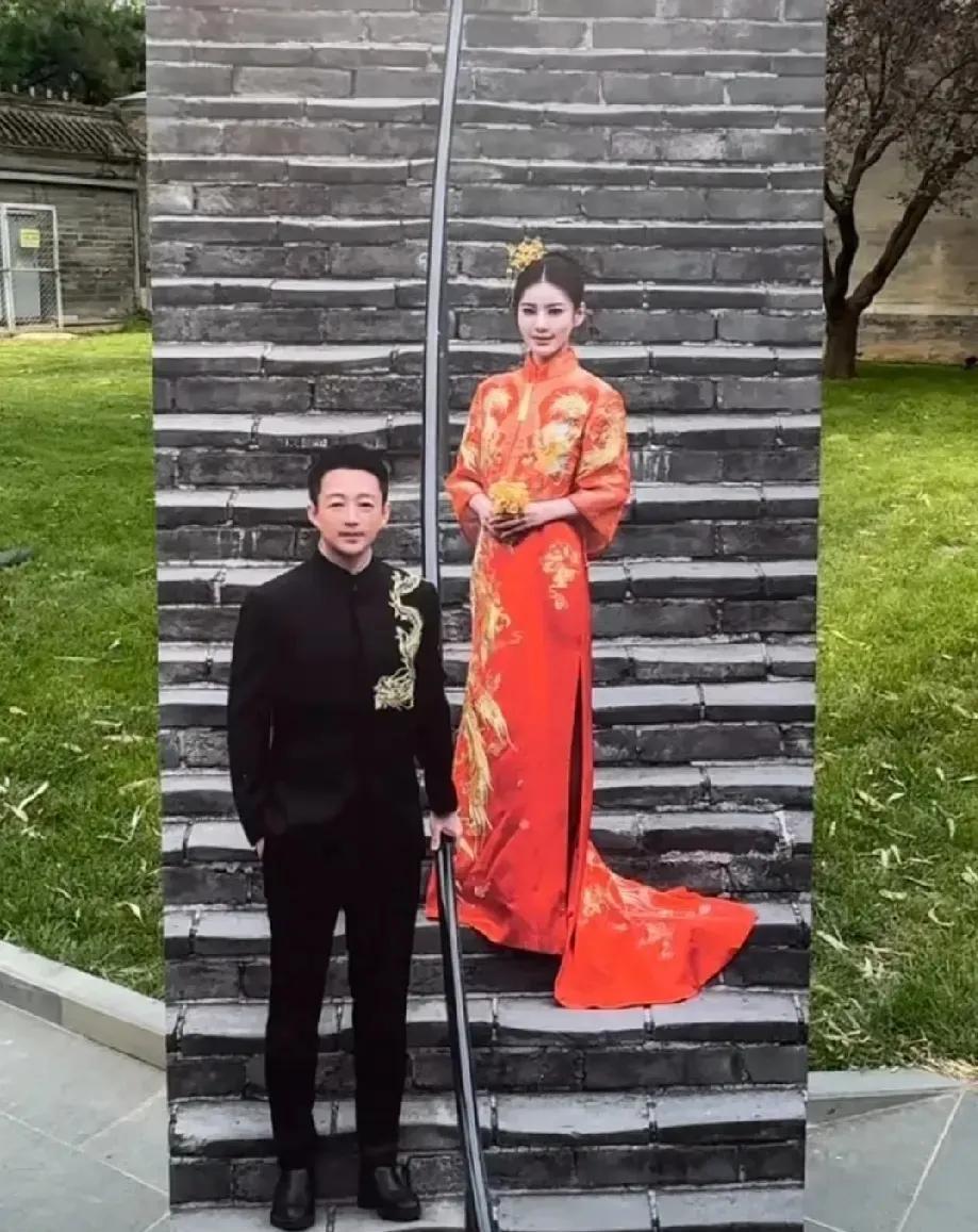 终于看到了婚礼现场这么多照片，找了好半天，这个是张兰闺蜜大的，张兰背后的好多