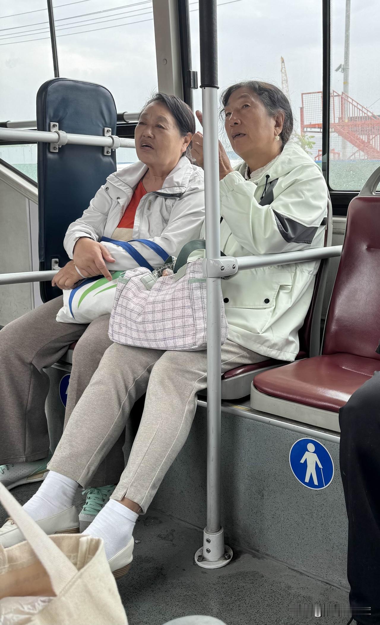 在北京乘坐公交车时间长了，发现一个我惊讶的事情。只要是两个老北京坐在一起，年龄