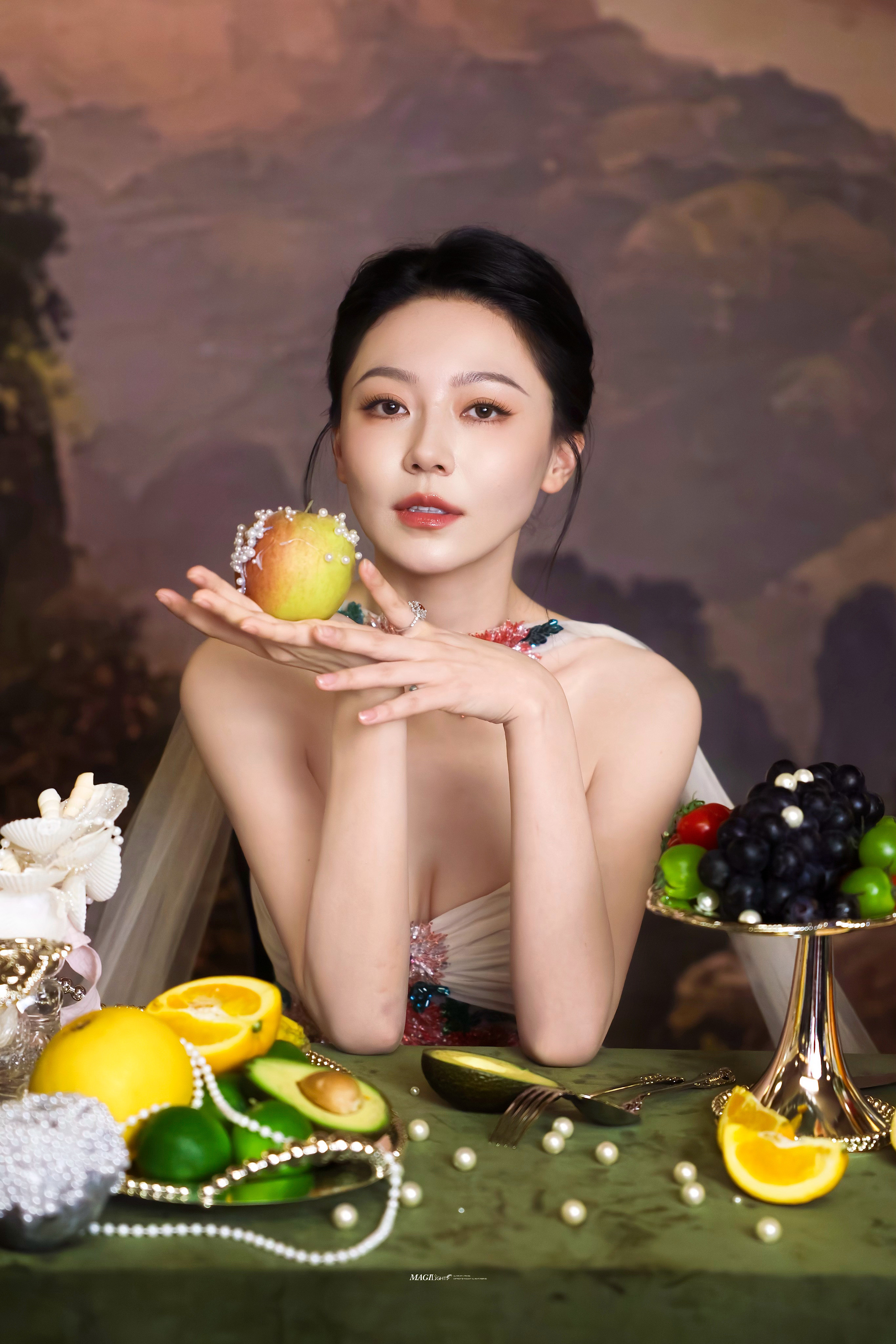 黄梦莹白纱轻垂，花影缀身，每一寸线条都写满了优雅与惊艳。