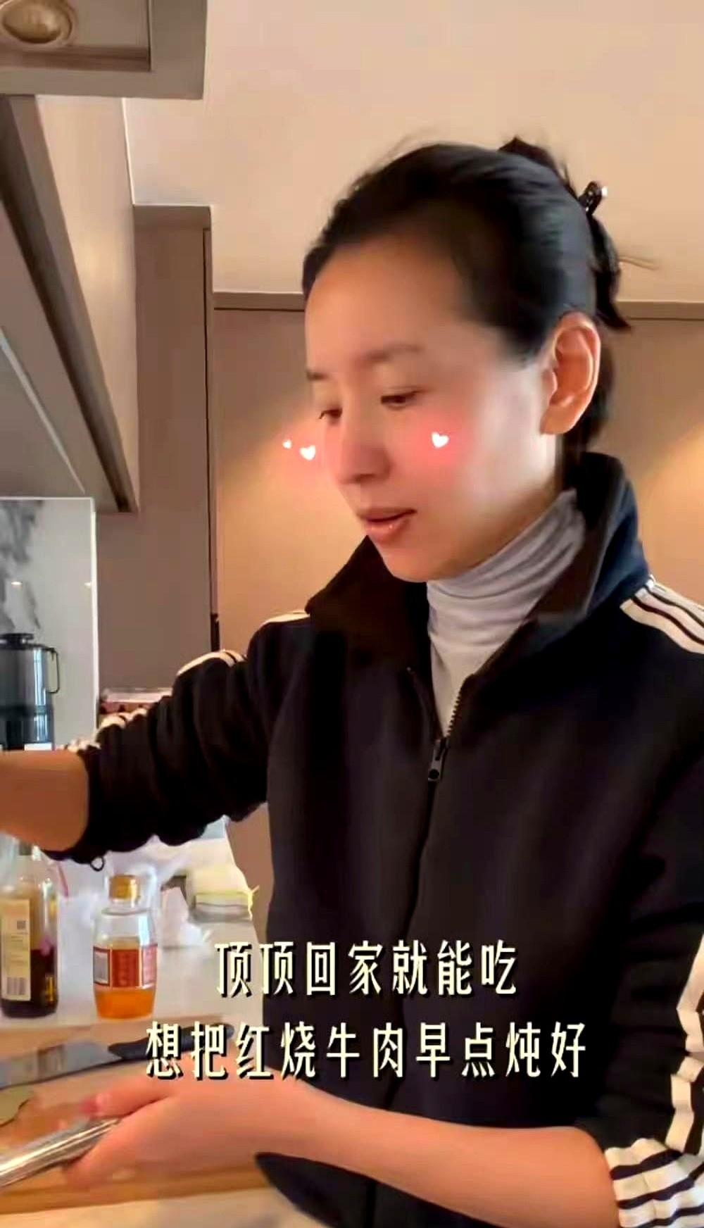 董洁在直播做饭时，有粉丝问为什么家里不请一个阿姨？原因其实很实在：她家是两居