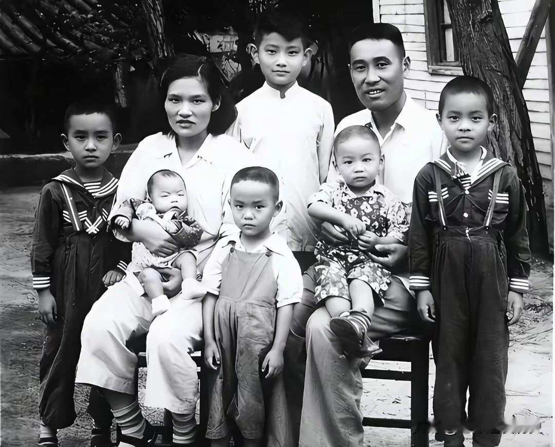 这是开国少将金绍山1955年于重庆拍下的独一无二的全家福。画面中，他与妻子张文