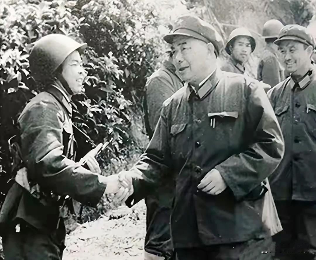 1979年对越反击战时，11军军长陈家贵（前右）上前线看望参战官兵和战士握手的照