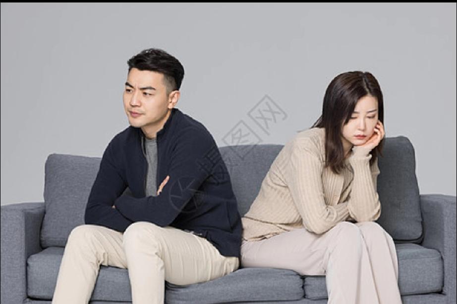 我隔壁住着一对的小夫妻，男孩戴着一副眼镜，斯文谦和，一副好脾气的样子，对女孩非常