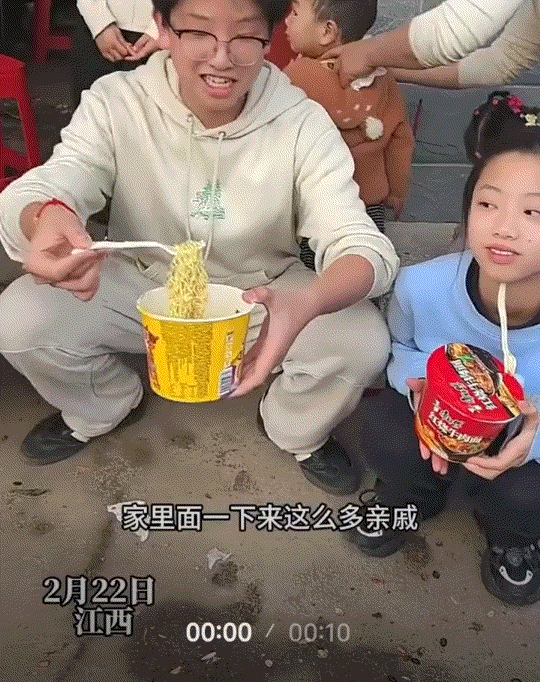 笑不活了，江西，一女子这天独自在家，不料家里突然来了很多亲戚拜年，但女子的爸妈又