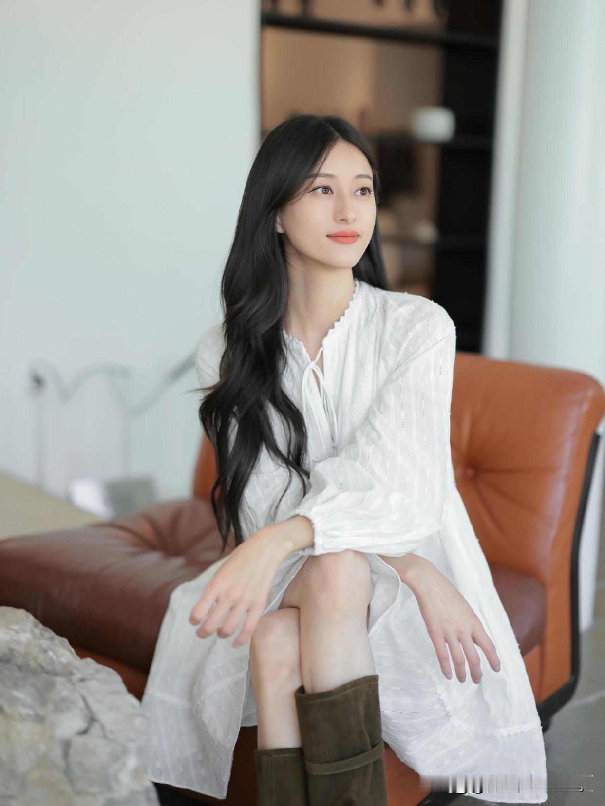 优雅白裙与复古棕椅的完美搭配，尽显都市女性魅力。赏心悦目即快乐。