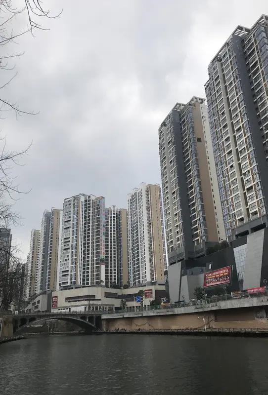贵阳大约有10万套房待售！贵阳有10万套房子在售，这数量可真不少。想
