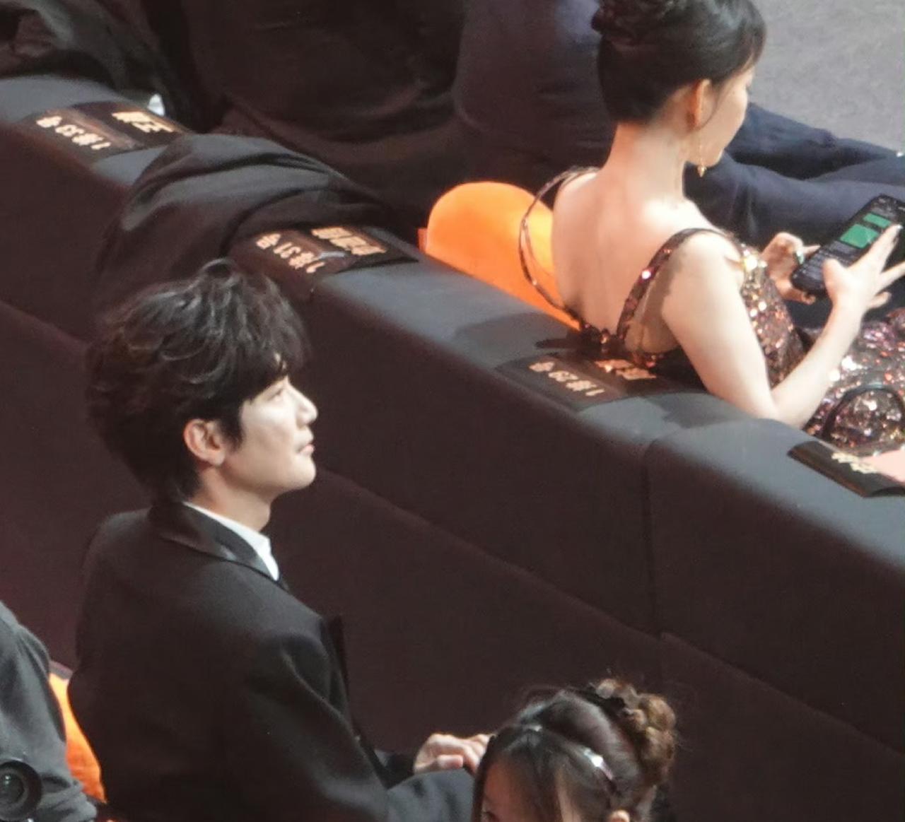 陈楚生和张远都参加了微博之夜！陈楚生在二排左区，挨着汪苏泷，张远在三排左区，