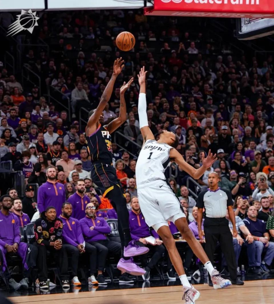 艾顿把文班亚马的身价差点打没了，艾顿出场33分钟，13投9中，得到22分10篮板