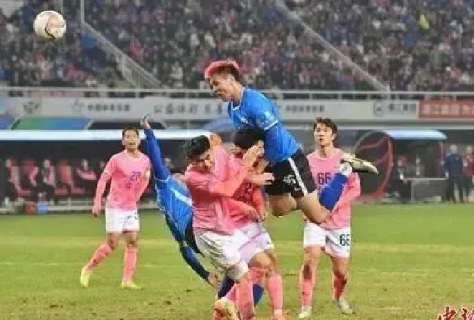头球绝杀没拿MVP，球迷炸了湘超决赛最后一分钟，永州后卫谷文杰把角球砸进死