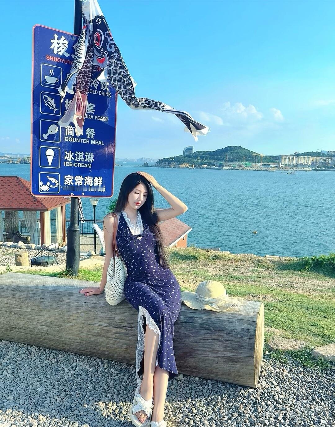 碧海潮生处，美人倚栏时。