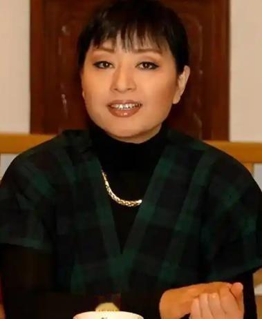 殷秀梅二婚嫁给法国人菲利普，本以为跨国婚姻能一直安稳，谁料婚后十年，一纸调令让丈