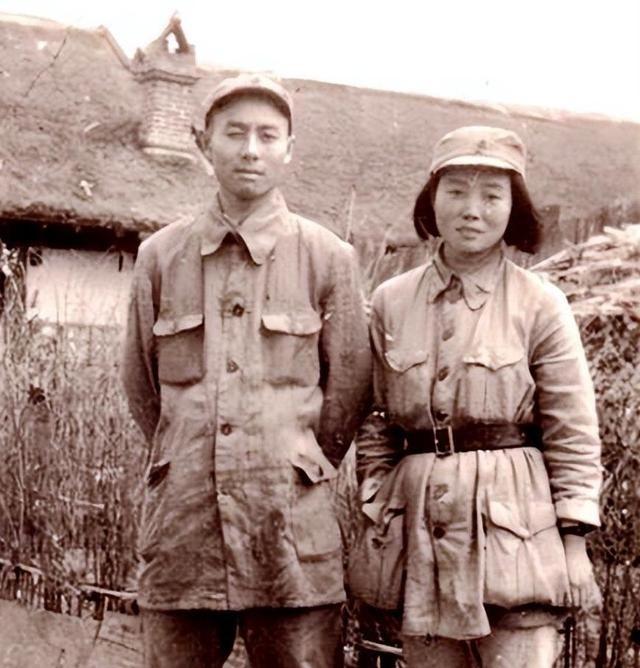1945年秋，滨海军区宣传女干事张杞跟随部队去东北，见到了恋人李欣。看到李欣变得