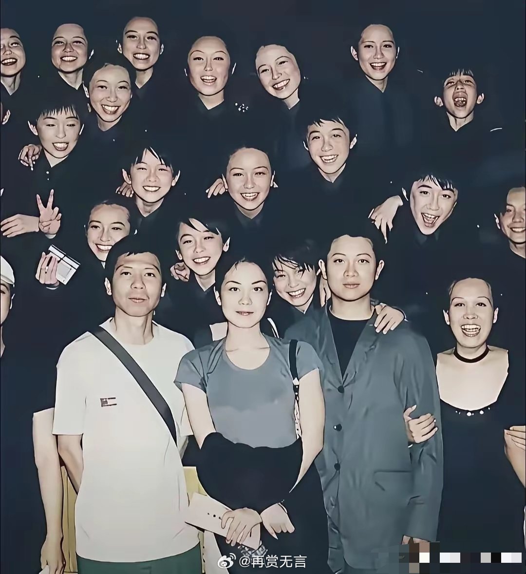 第一眼看到了合照里的那英，美的好突出啊！