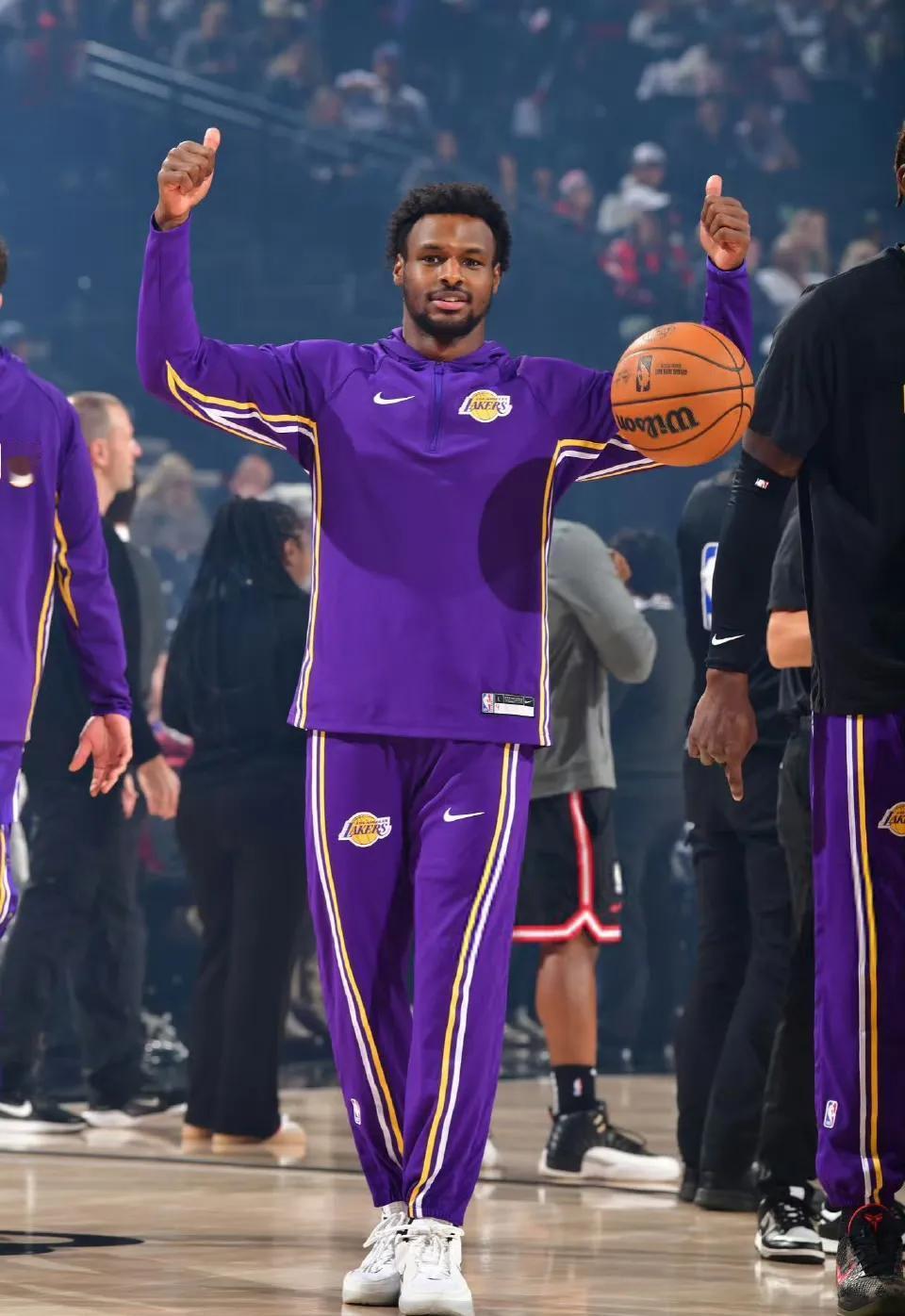 现在比尔和布朗尼谁强布朗尼明显知道自己的定位，虽然他非常菜，但是协防、空切、卡