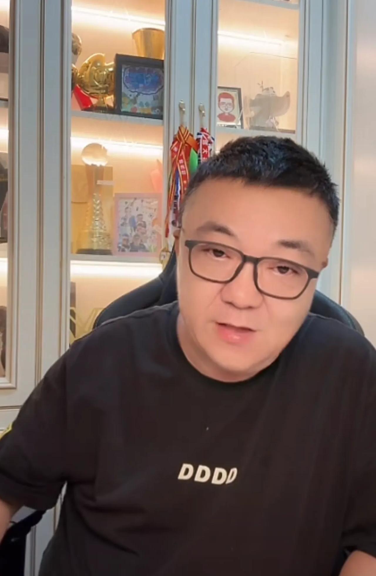 足球小将创始人董路谈到爱徒邝兆镭表示，很多人问我，为什么小邝不加盟大连英博，他加