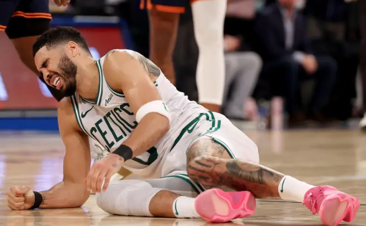 杜兰特看好塔图姆本季复出为绿军头牌提建议据某媒体报道，在接受采访时，火箭球星