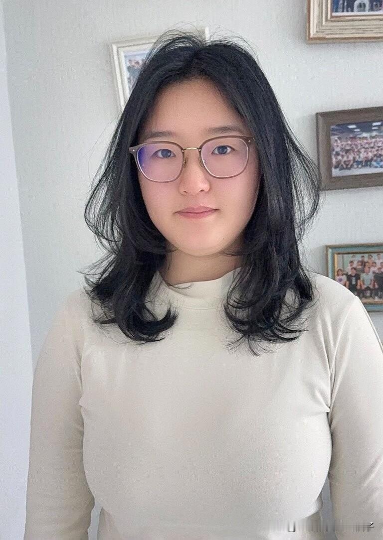 感觉最近有点胖了，可乍整，要控制体重了[害羞][害羞]