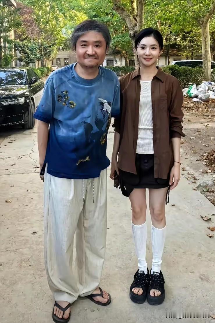 刘浩存好“干净”的一张脸，她旁边这位“土里土气”的看着眼熟吗？刘浩存真是“美