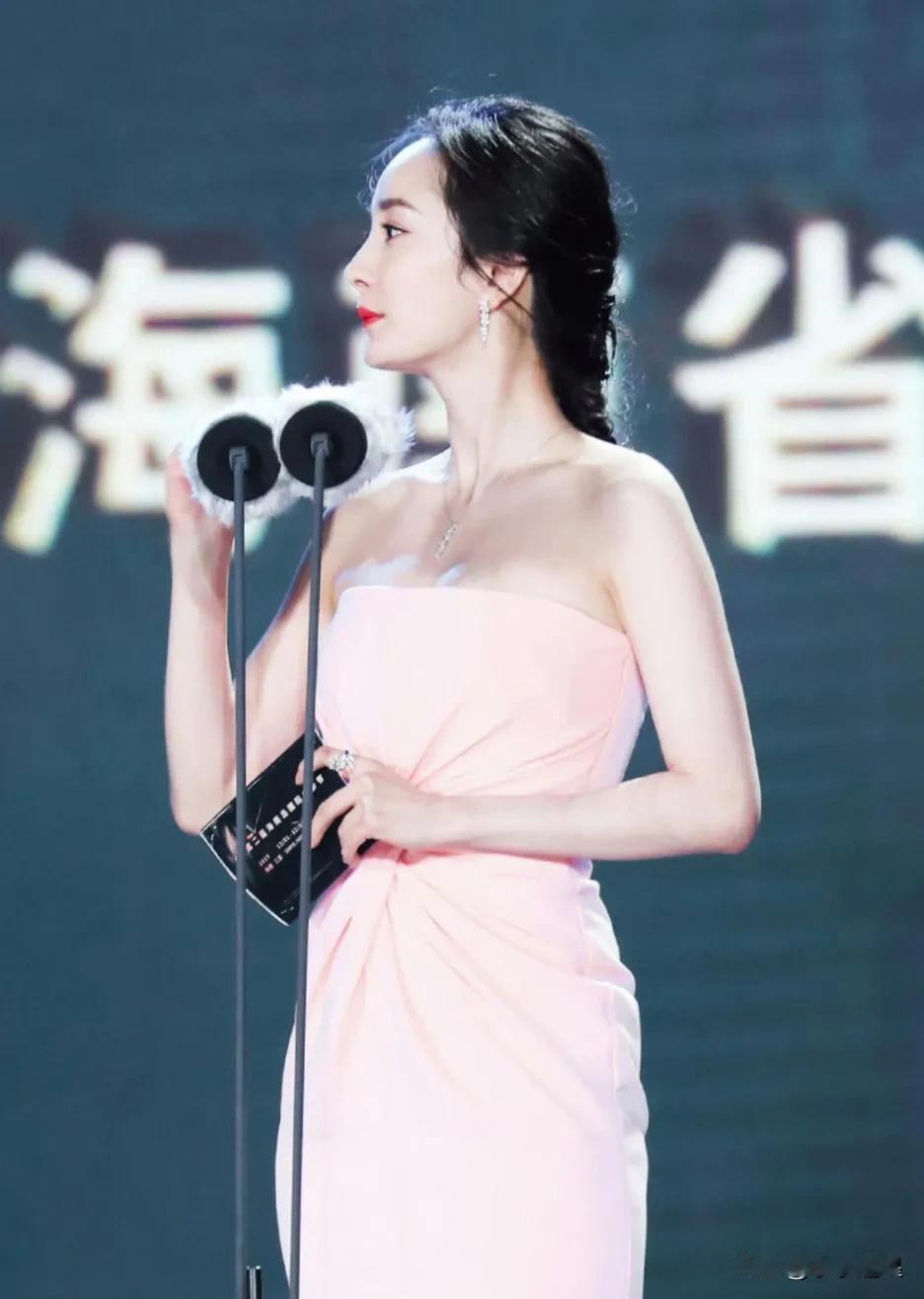 杨幂又任性了，简单别致很吸睛！