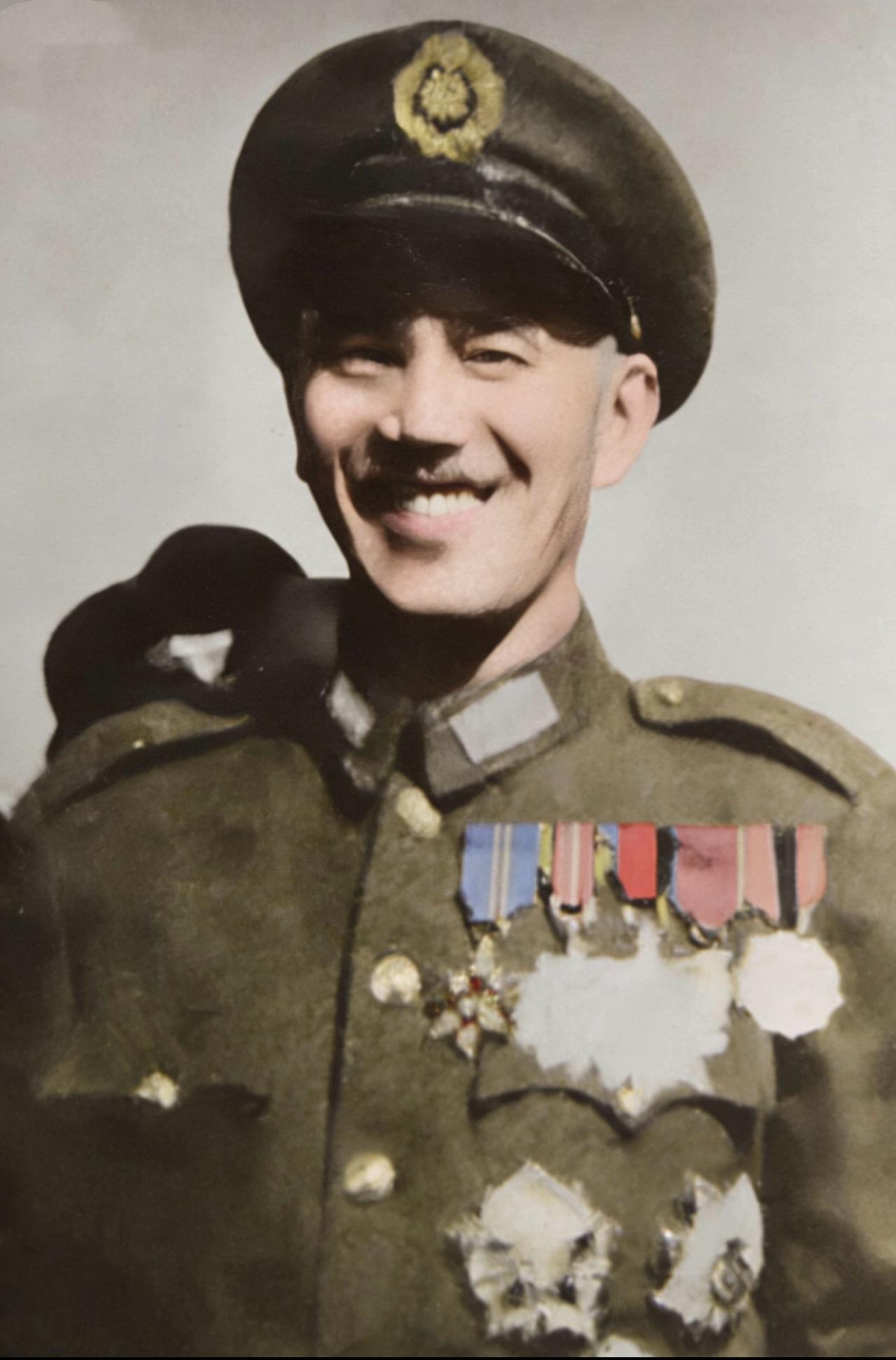 下图一是蒋介石于1938年首任国民党总裁时的留影，当天他的心情非常愉悦，可用“春