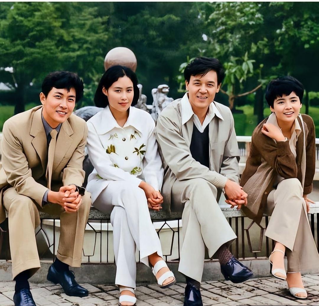 这是1981年唐国强与斯琴高娃和达式常及张瑜年轻时在一起的珍贵合影，照片中四人并