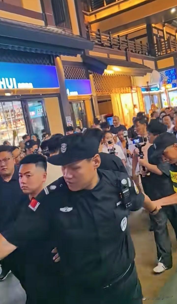 他来了他来了，他穿着短袖走来了！他骑着三轮车来的时候，根本没人理他。现在是邀