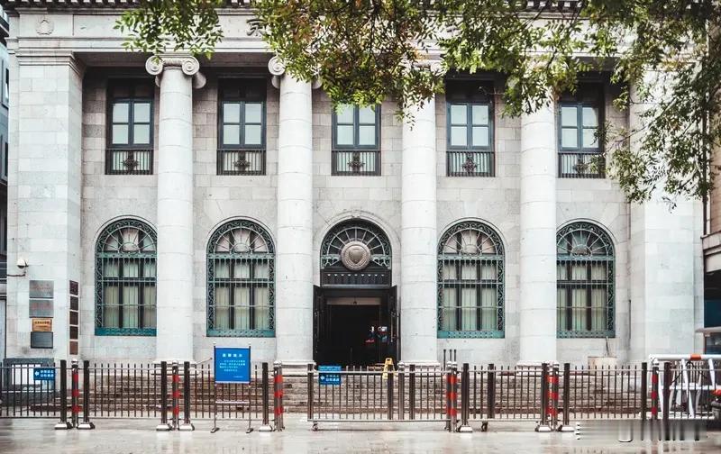 邮政储蓄银行没在“五大行”之列，主要是起步晚。以前它叫邮政储蓄，2007年才重组