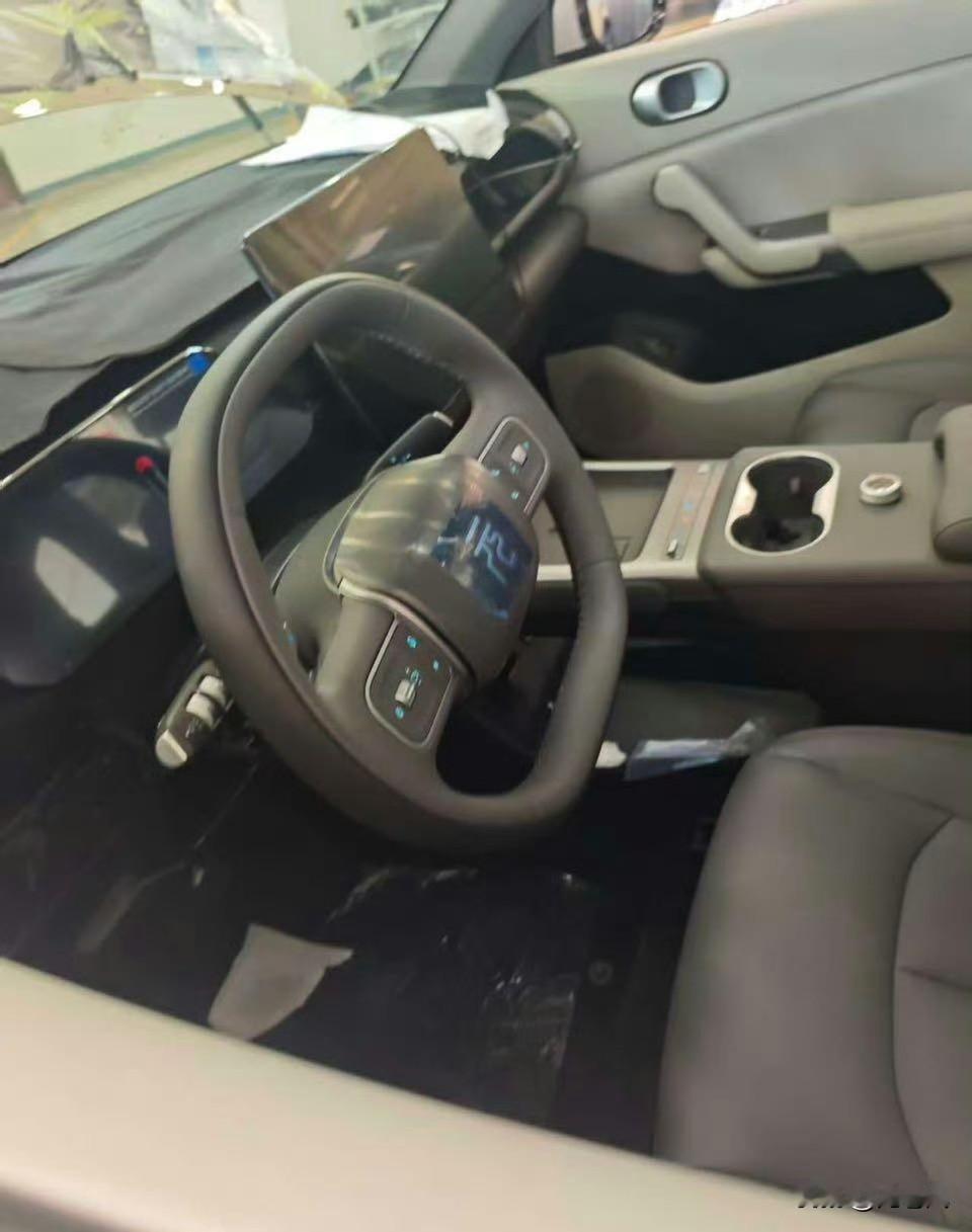 疑似比亚迪元cross内饰曝光。以前说是有个跨界车的叫元cross，专攻欧洲出