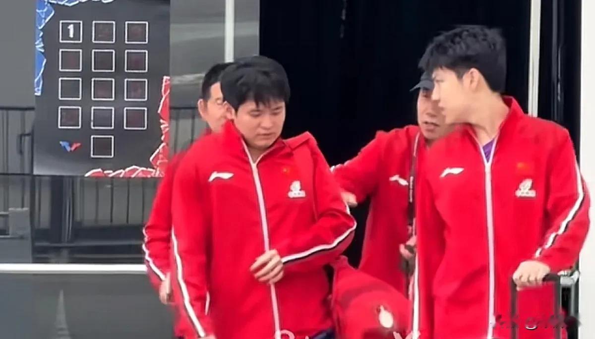 国家队把资源给林诗栋倾斜一些吧！今天看到林诗栋、黄友政，队医一起出场馆。林
