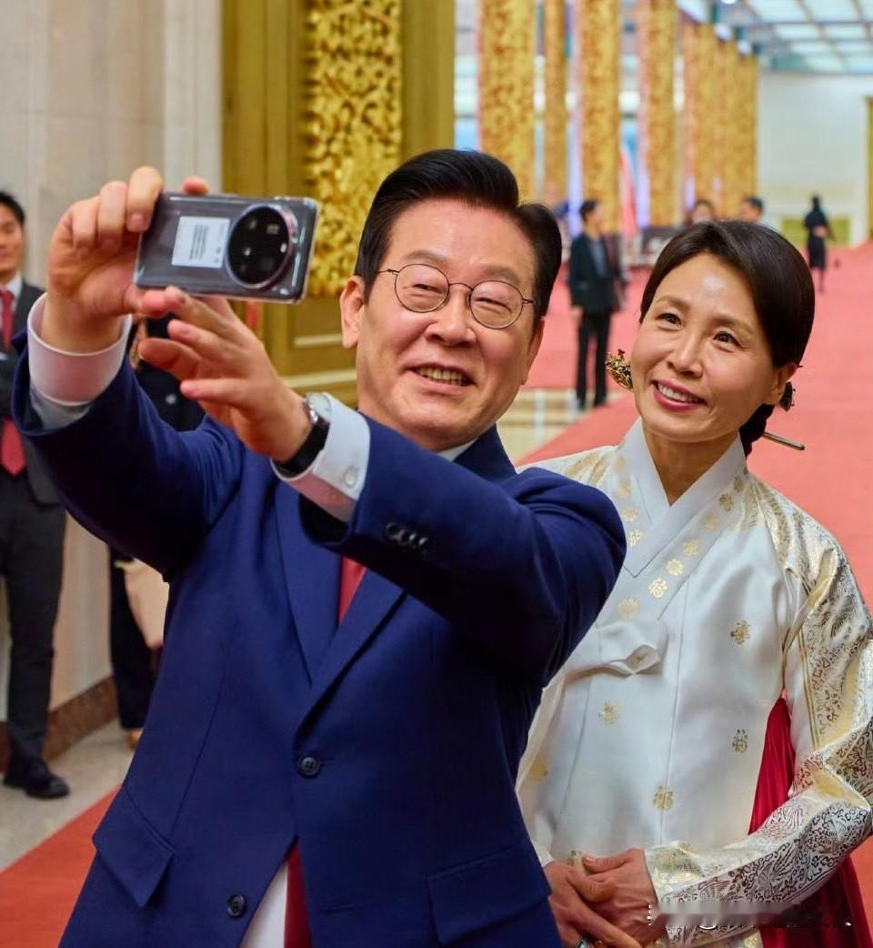 哇塞！不得不说，这是我见过李在明最开心的时刻！难道你们不这么认为吗？[鼓掌][