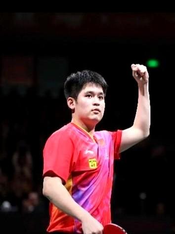 小石头这球输得太让人心疼了呀！第一局10-6手握大把局点，眼看就要拿下，硬生