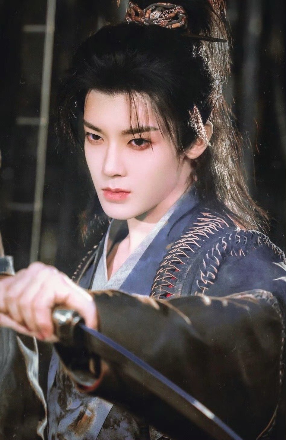 建议侯明昊高马尾半永久高马尾简直是侯明昊的“颜值放大器”！束起长发后更显五官俊